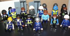 Playmobil - lot 18 policiers  + 2 casiers à armes