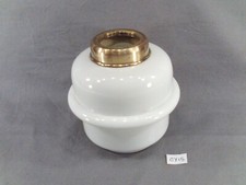ancien réservoir en opaline blanche de lampe à pétrole Ø maxi 12,5cm (CY15)