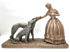 Sculpture Art Déco en plâtre patiné – jeune femme aux lévriers