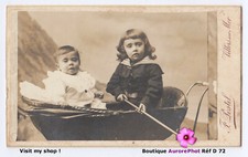 ENFANTS EN POSE DANS UN LANDAU