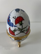 Oeuf en Porcelaine sur pieds