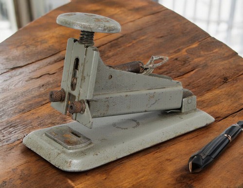 Ancienne agrafeuse vintage - ancienne,