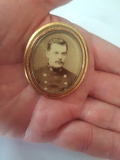 BROCHE PORTE PHOTO  ANCIENNE  métal doré PORTRAIT MILITAIRE