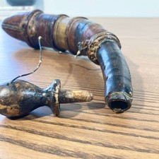 Ancien étui à poudre en corne gainée de Soldat / Guerrier – Artisanat Tribal