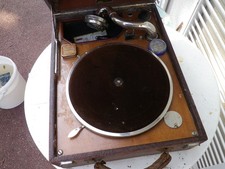 Gramophone portable  Production française cinématographique et  lot de disques