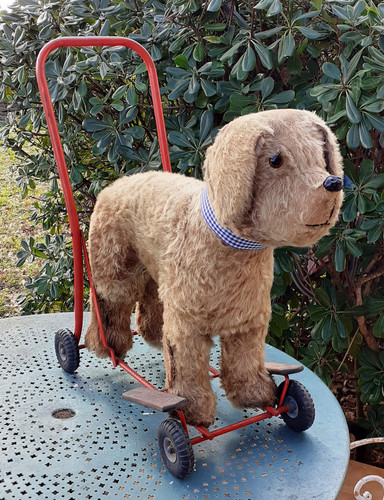 Peluche chien roulettes - peluche,
