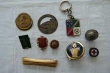 lot insignes divers ligne