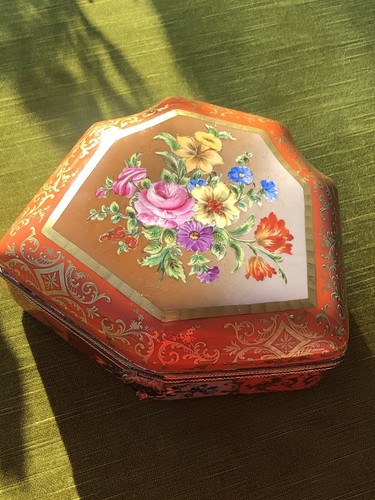 Boite porcelaine signée - , le