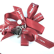 Broche fait main avec ruban