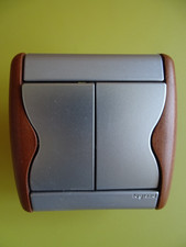 Double interrupteur  va et vient et bouton poussoir Legrand Sagane gris merisier