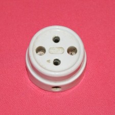 Prise ancienne en porcelaine