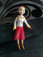 Poupée Disney Pixar Toy Story Jessie en jupe rouge