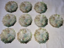 10 petites assiettes en porcelaine