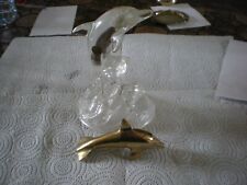 un lot de deux dauphins un en cristal d'arc et l'autre en laiton