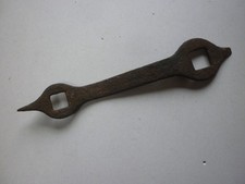 Clé à crampons militaire