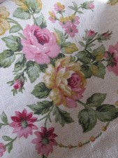 TISSU ANCIEN IMPRIME  MAIN " ESTRAMADURE"  A DECOR DE ROSES POUR CREATION