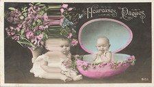 CP HEUREUSES PAQUES BEBE PRES BEBE DANS COQUILLE OEUF VASE FLEURS PROBLEME SCAN
