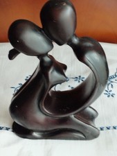 Sculpture Couple Embrassant En Pierre Noire Avec Reflets