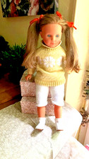 ancienne poupee de 50 cm etait en decoration sur lit mundia le corps est parfait