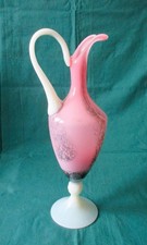 Aiguière en Opaline rose à décor Marmoréen.                                