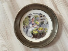 ASSIETTE EN FAIENCE ET ETAIN "LA MARCHANDE DE FLEURS"