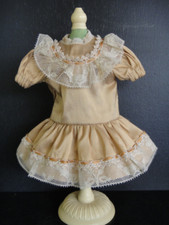 Robe en soie beige pour poupée LOULOTTE 24cm (8-9" doll) -Famille de BLEUETTE