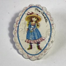 Broche ancienne  Metal vintage Charlotte Aux Fraise « Miss Charlotte » Année 80