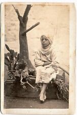 Jeune fille algerienne assise