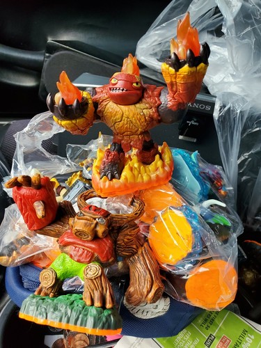Skylanders bundle figures - -,