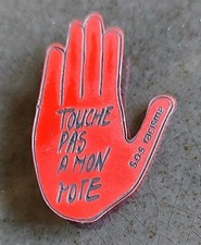 Broche Badge Touche Pas À Mon Pote SOS Racisme Coluche Renaud Les Enfoirés Rouge