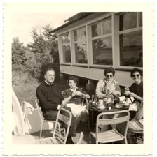 Famille petit déjeuner terrasse maison architecture - photo ancienne an. 1950