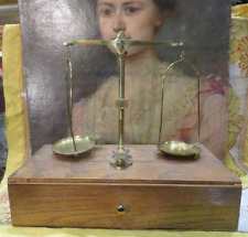 ancienne balance trebuchet de bijoutier en bois de chene et laiton  epoque 1960