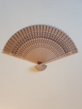 EVENTAIL ASIATIQUE EN BOIS .