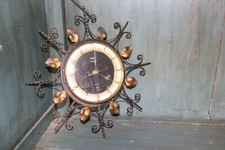 Ancienne pendule horloge Trophy en métal fer forgé Le mécanisme ATO fonctionne