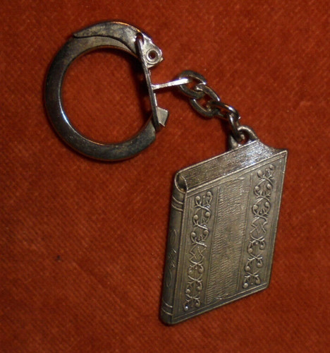 Porte clés ancien - porte-clés, livre