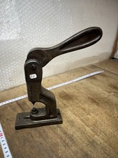 Outil presse en fonte de