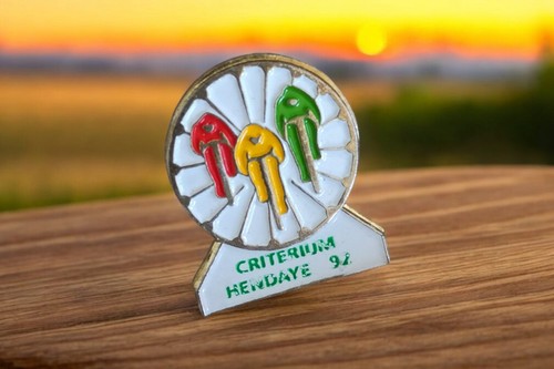 Pin critérium hendaye - pin's,