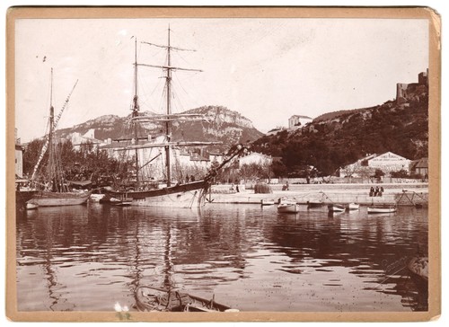 Bateaux dans port à - un,