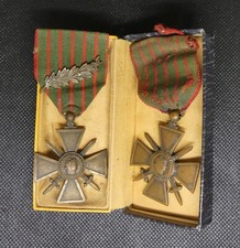 2 CROIX DE GUERRE 1914-1918 " 1 PALME " avec une boite ww1