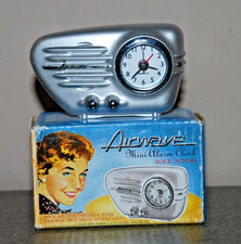 PETIT REVEIL A PILE AIRWAVE EN METAL 5CM DE HAUTEUR 8 CM DE LARGEUR .