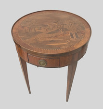 Guéridon formant table à jeux en marqueterie décor à l'antique . XX siècle .