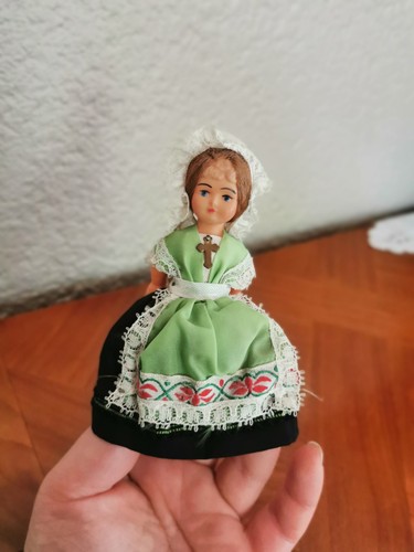 Mignonette poupée folklorique