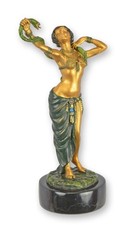 Une sculpture en bronze
