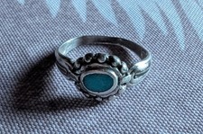 Mignonne petite bague ancienne couleur turquoise. Argent? Diamètre 16 mm