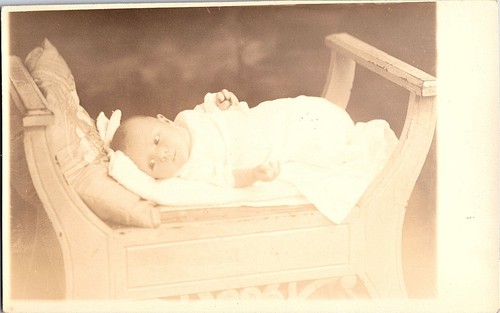 Rppc bébé sur chaise - rppc, bois