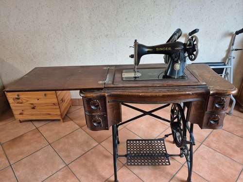 Ancien meuble avec machine - avec, à