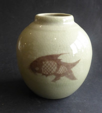 petit vase boule asiatique céladon craquelé décor poisson carpe h 10,5cm
