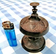 ancienne sonnette, cloche d'hôtel de comptoir en bronze décor de coeurs