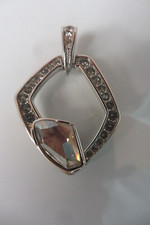 Pierre Lang Pendentif, Beau