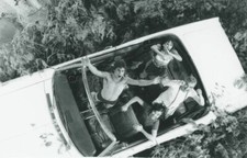 LOUIS DE FUNES GERALDINE CHAPLIN SUR UN ARBRE PERCHE 1971 PHOTO ORIGINAL  #2